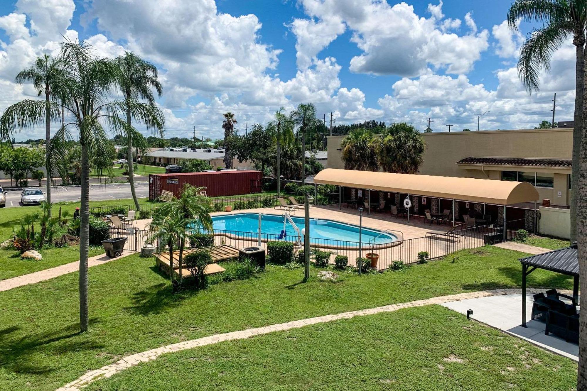 Rodeway Inn Sun City Center Экстерьер фото
