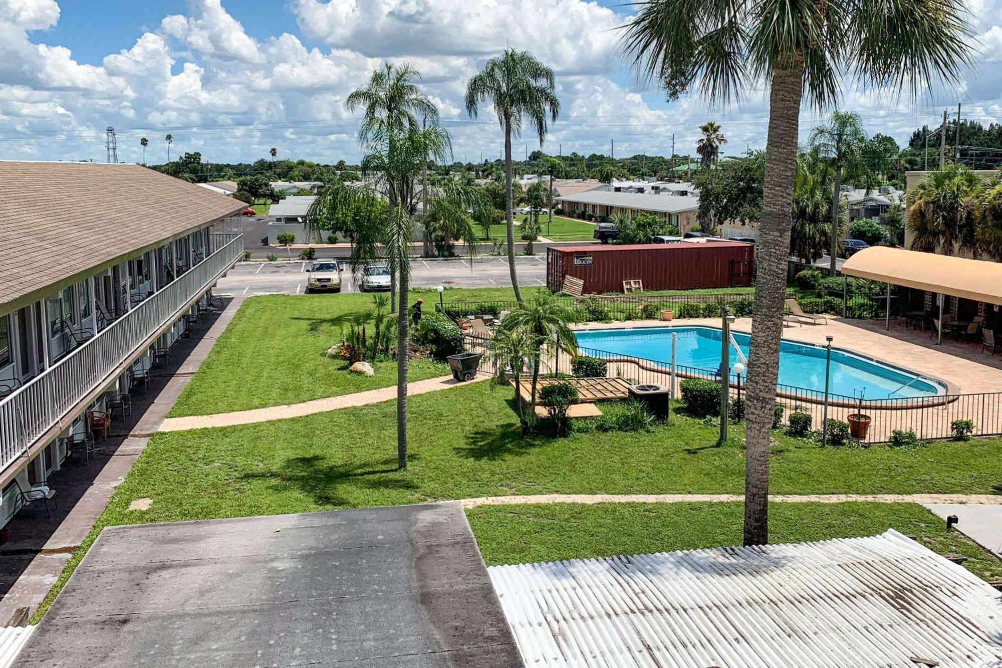 Rodeway Inn Sun City Center Экстерьер фото