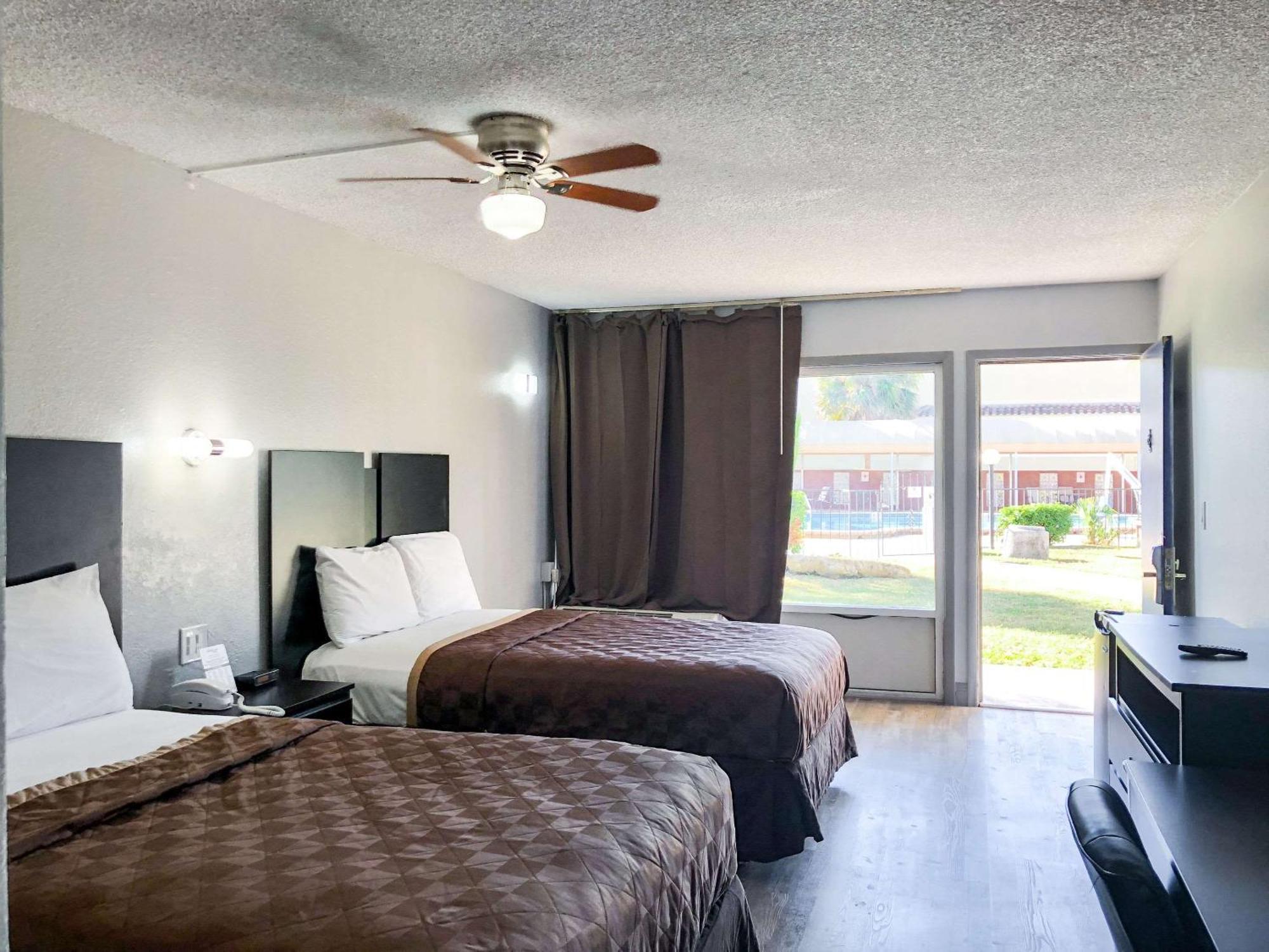 Rodeway Inn Sun City Center Экстерьер фото