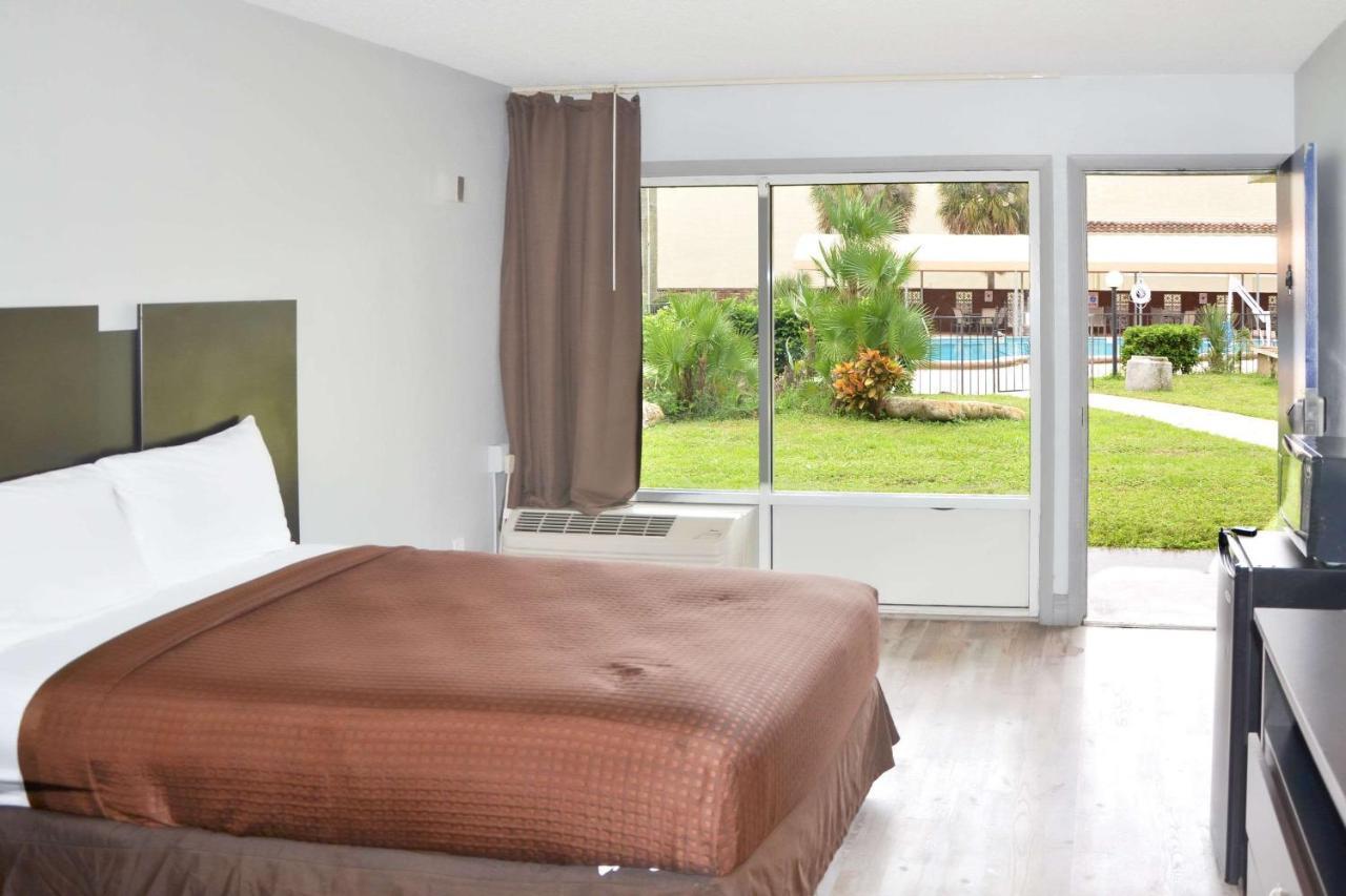 Rodeway Inn Sun City Center Экстерьер фото